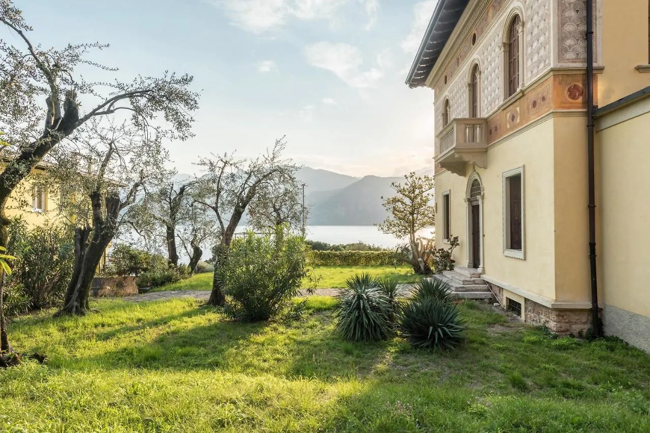 Villa Gelmi Front Lake 马尔切西内