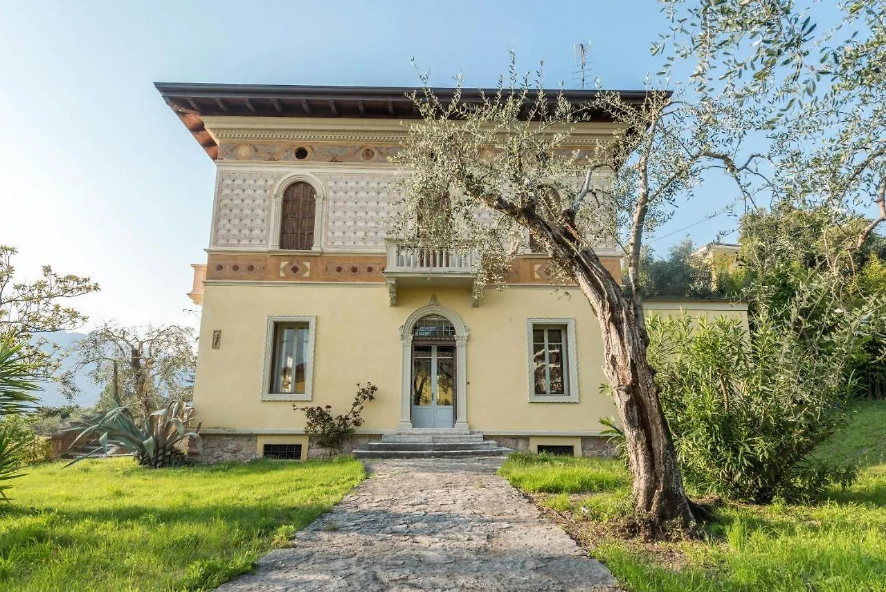 Villa Gelmi Front Lake 马尔切西内